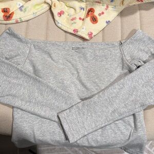 NWOT BRA FREE OFF THE SHOULDER TOP🤍